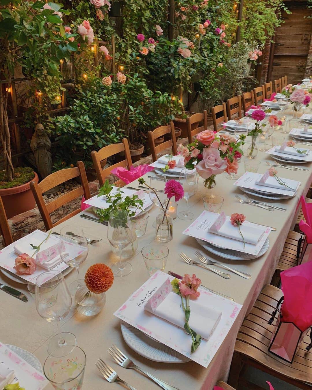 For Love & Lemonsさんのインスタグラム写真 - (For Love & LemonsInstagram)「A seat at the table 🌹  Here’s to breaking bread with our amazing friends at the #FLLforVS luncheon in NYC. We’re celebrating our way into the official launch tomorrow with @victoriassecret at 9 am EST!」9月20日 3時25分 - forloveandlemons