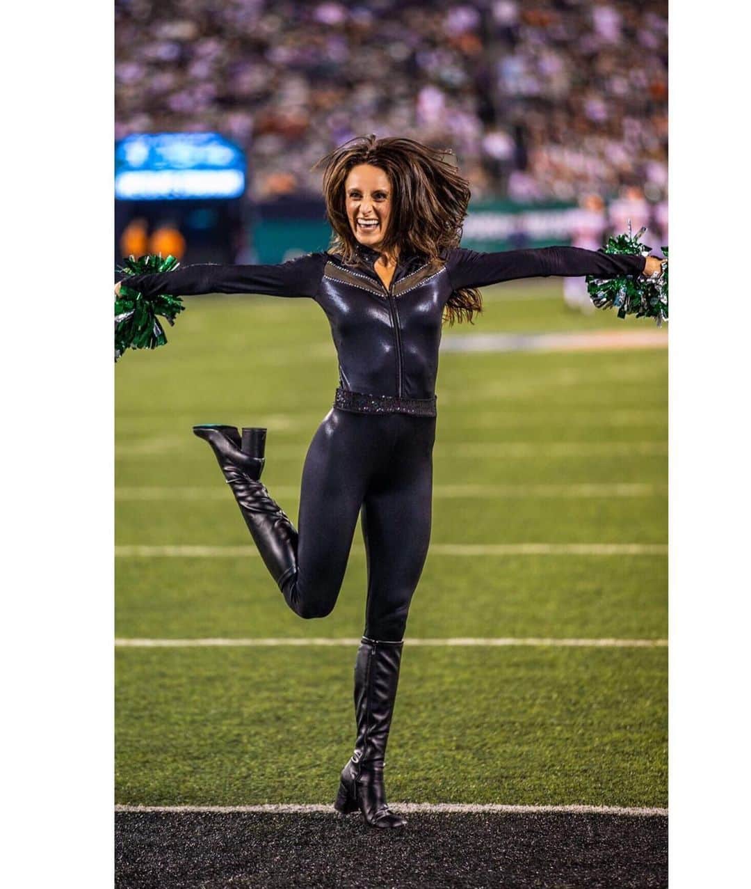 Jets Flight Crewさんのインスタグラム写真 - (Jets Flight CrewInstagram)「Check out some photos from Monday Night Football! We loved wearing our new uniforms 🖤」9月20日 3時17分 - jetsflightcrew