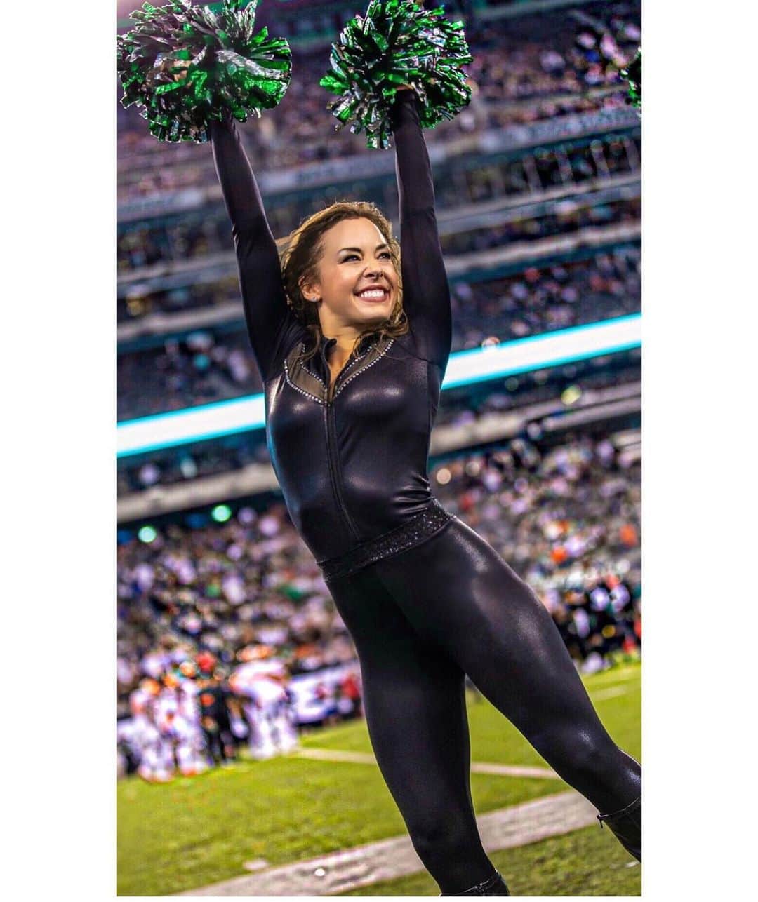 Jets Flight Crewのインスタグラム：「Check out some photos from Monday Night Football! We loved wearing our new uniforms 🖤」