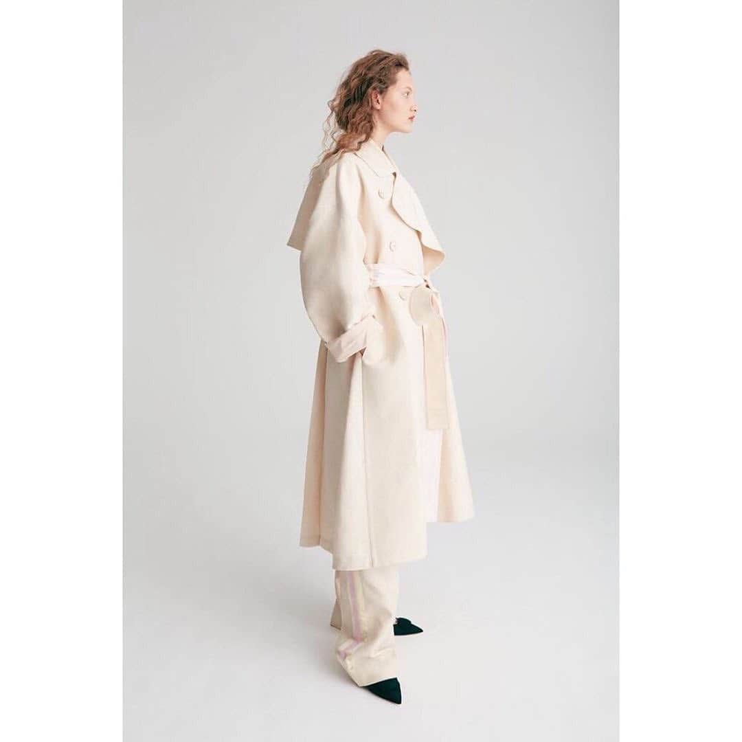ルパートサンダーソンのインスタグラム：「Always in fashion | Our Elsa mules feature in @countryandtownhouse this month | Thank you @ursula_lake 🖤 | #AsSeenIn #MidHeels #Mules #Tailoring #CountryAndTownhouse #RupertSanderson」