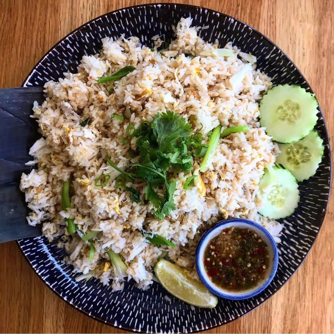 Eater LAさんのインスタグラム写真 - (Eater LAInstagram)「Kao Pad Pun from @thethaithing with crab lumps, rice, free-range eggs, garlic, green onion, cilantro, butter. 📸: @marksinla. Hashtag #eaterla on your best photos for a chance to be featured.」9月20日 3時21分 - eater_la