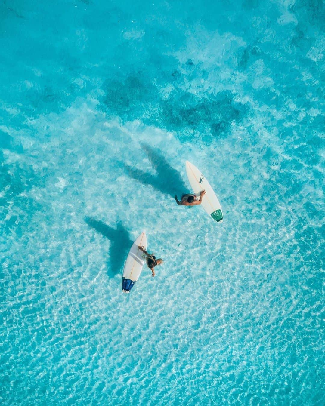 Kapten & Sonさんのインスタグラム写真 - (Kapten & SonInstagram)「'Ocean is my favorite colour!' 🌊 @thelosttwo found the most perfect spot to surf! 🏄🏼‍♂️🏄🏼‍♀️ #bekapten #kaptenandson . . . #ocean #oceanbreeze #surfing #travel #travelling #travelgram #traveladdicted #takemethere #passortpassion」9月20日 3時30分 - kaptenandson