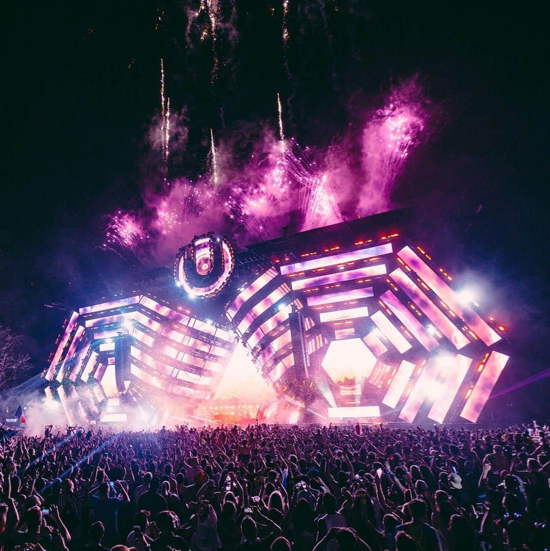 Ultra Music Festivalさんのインスタグラム写真 - (Ultra Music FestivalInstagram)「Access to Ultra Main Stage views like this is just one of the many perks you’ll receive as an #Ultra2020 VIP ticket holder!  Learn more about our other amenities by visiting the VIP Experience page on our website.」9月20日 3時31分 - ultra
