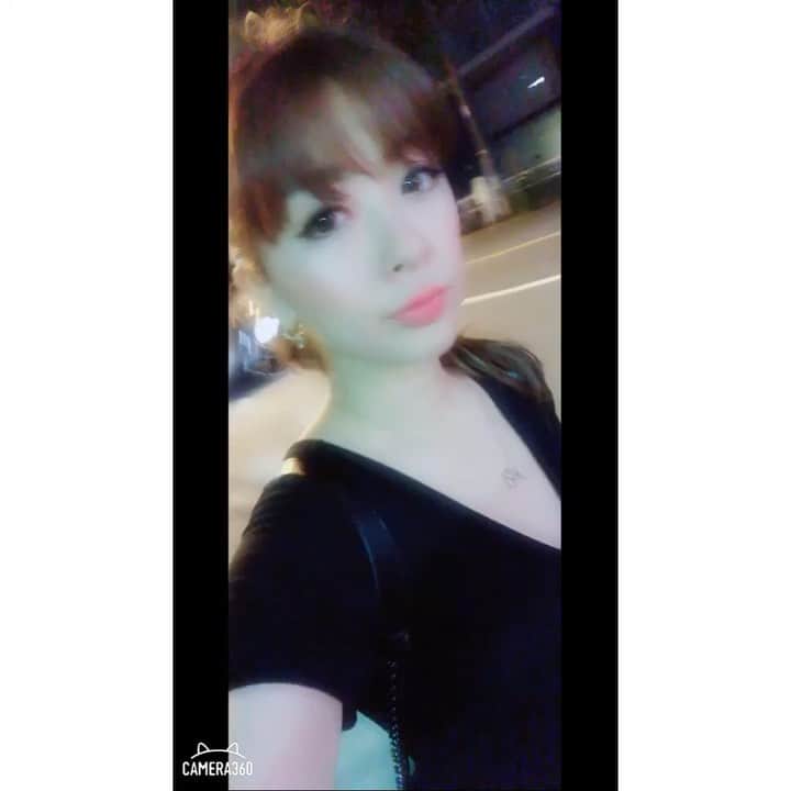 野崎鮎のインスタグラム：「お仕事終わりに六本木から池袋までウォーキング👍 涼しくて風が冷たかったから途中でマスク購入😷 普通のスニーカーで歩いてるから足が痛くなって池袋まで🐾 ウォーキングシューズ買わなきゃだな😵 リュックも買わなきゃ😚 いっぱい歩いたからゆっくり眠れそう🛏💤 先週8.6km 今週8.8km #六本木 #池袋 #ウォーキング #walking #egoist #mirror9 #goodnight 💋」