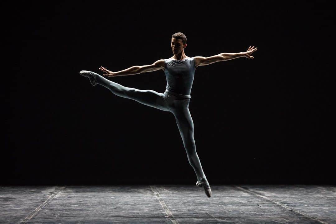 カロリーヌ・ド・メグレのインスタグラム：「Last night at the Opera ✨ #SugimotoForsythe @pablolegasa Photo Ann Ray @balletoperadeparis @operadeparis」