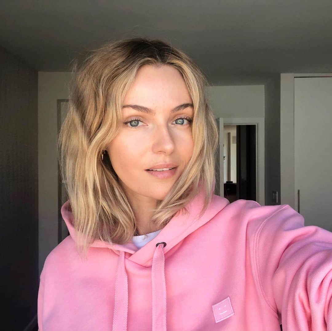 ヴァレンティナ・ゼリャヴァのインスタグラム：「The fear of Unknown dissolves in the presence of your being transmuting into boundless love 💕」