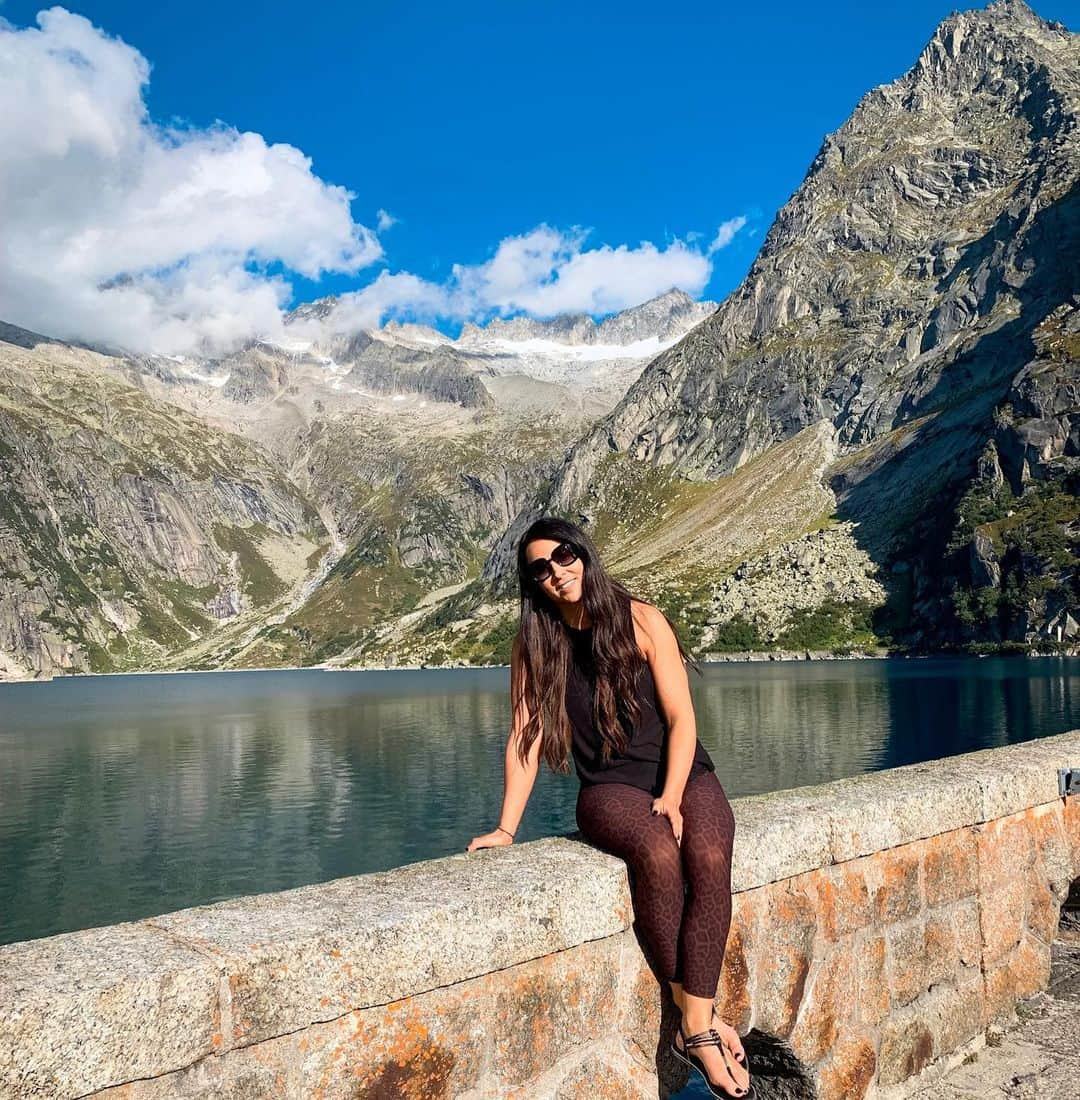 エマ（テニール・ダッシュウッド）さんのインスタグラム写真 - (エマ（テニール・ダッシュウッド）Instagram)「Hanging out in the Swiss Alps!」9月20日 3時43分 - realtenilledashwood