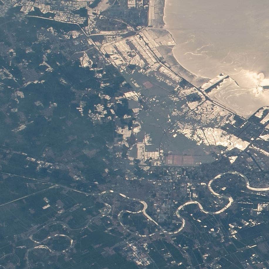 のインスタグラム：「Swipe: The northeastern Chinese port city of Tianjin is pictured with the Sun's glint beaming off the Bohai Sea as the International Space Station orbited 263 miles above the Asian continent.  #earth #china #tianjin #port #city #bohai #sea #nasa #international #space #station」