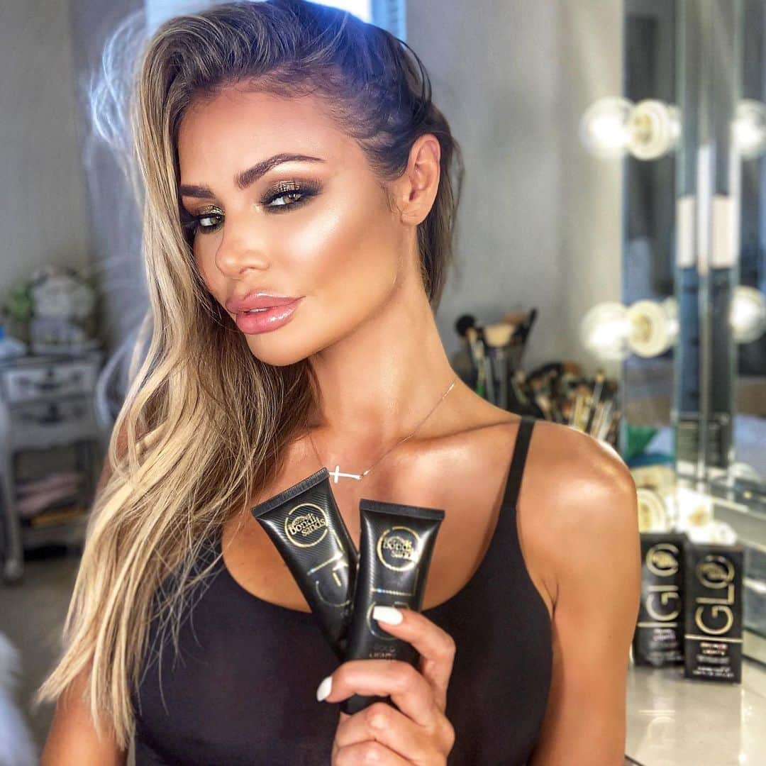 クロエ・シムズさんのインスタグラム写真 - (クロエ・シムズInstagram)「GLO . Loving the new GLO Lights creamy highlighters from my favourite self tanning brand @bondisands. I’ve mixed shade gold lights with my foundation and added extra to highlight my cheekbones, nose and cupids bow. Now available at @superdrug #bondisandsglolights」9月20日 4時05分 - chloesims