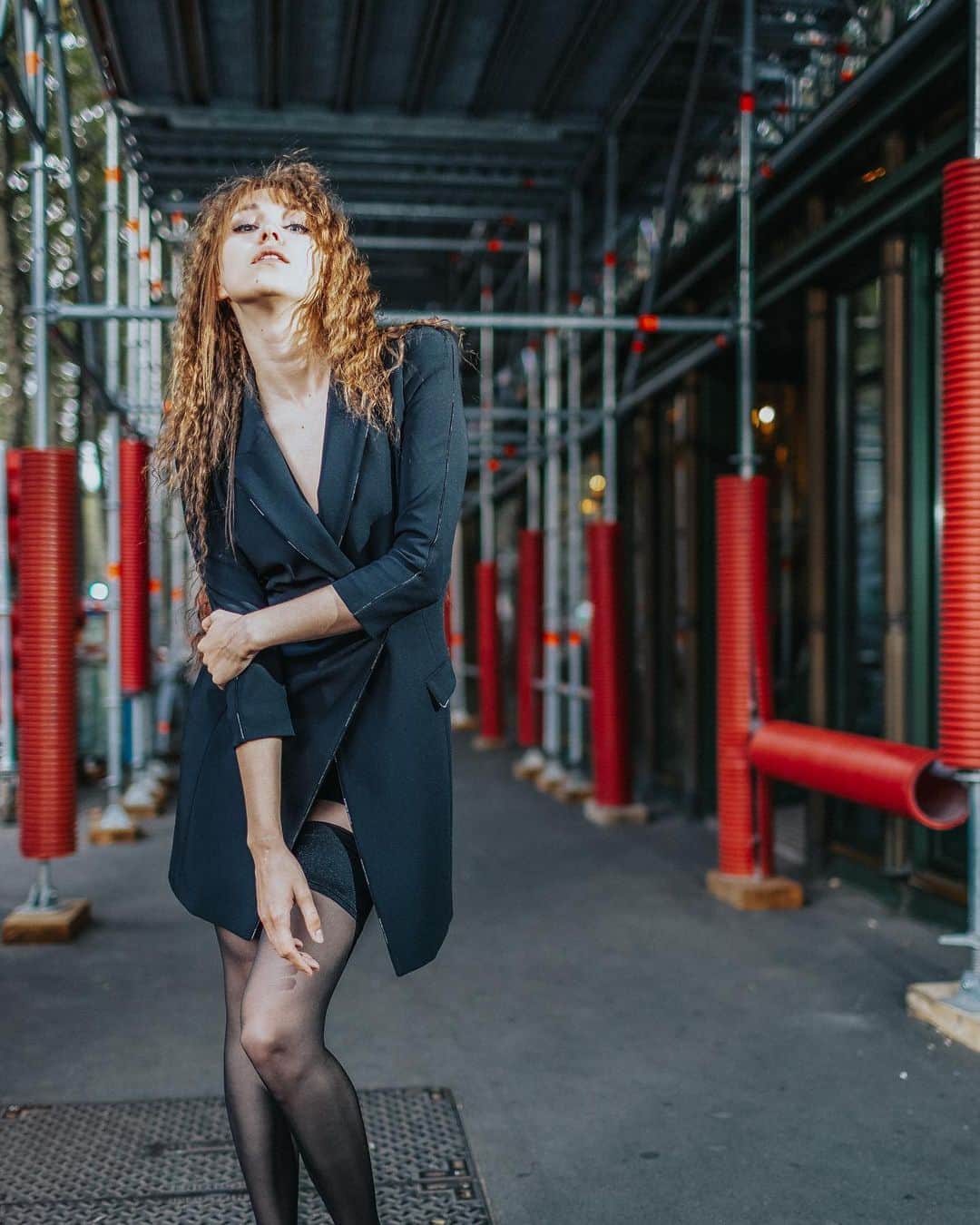アンジェリーク・アバチキナのインスタグラム：「«The desire has a body»  Photo by : @romanov.fr 📸😉🤪 #photo #model #paris #street #streetmode #fashion #modelling #parismorning #модель #фэшнизмайпрофешен」