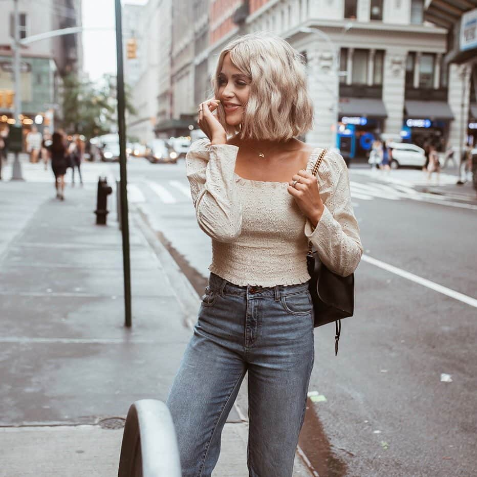 Cara Van Brocklinさんのインスタグラム写真 - (Cara Van BrocklinInstagram)「Okay fine...dressing for Fall is my favorite 😍!! Linking this top below  because it’s $22 and these jeans are my favorite ever year! http://liketk.it/2F4Dw」9月20日 4時12分 - caraloren