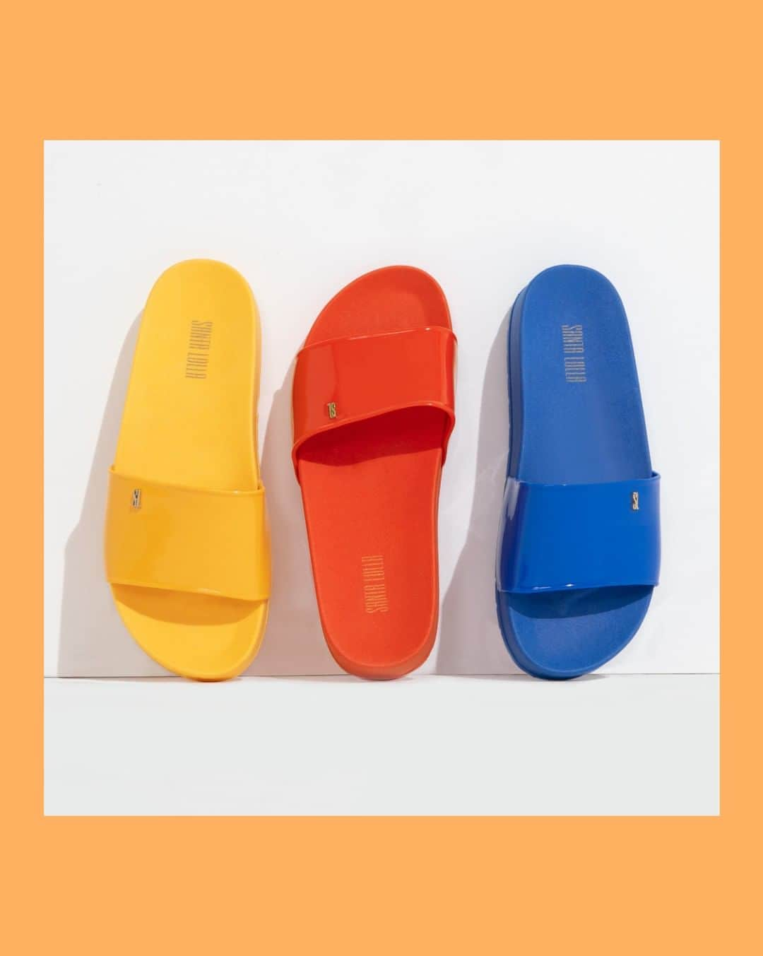 Santa Lollaさんのインスタグラム写真 - (Santa LollaInstagram)「Boost de cores nessa quinta-feira para celebrar as slides que são as melhores opções para dias de verão na praia ou piscina! [ R$69,90 cada ] #santalollaverao20 #slides #summertrends」9月20日 5時01分 - santa_lolla