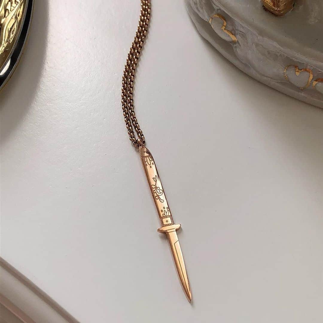 yungelitaさんのインスタグラム写真 - (yungelitaInstagram)「My switchblade necklaces are restocked in gold and silver! Shop on elitaharkov.com (link in bio)」9月20日 5時09分 - yungelita