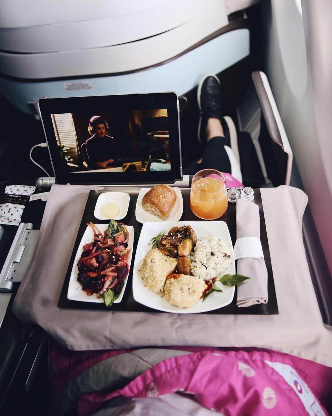 ハワイアン航空さんのインスタグラム写真 - (ハワイアン航空Instagram)「✔ Feet up ✔ Movie on ✔ Delicious meal + Mai Tai  Relax and recharge before you arrive to Hawai‘i with our 180 degree lie-flat seats. 📷 @venturetravelist」9月20日 5時28分 - hawaiianairlines