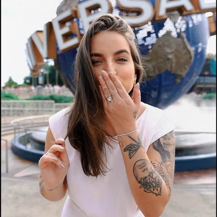 Bruna Unzuetaのインスタグラム：「🎥 dá o plaaaaay! Registro especial da Universal hoje...thanks @fotosemorlando 🖤」