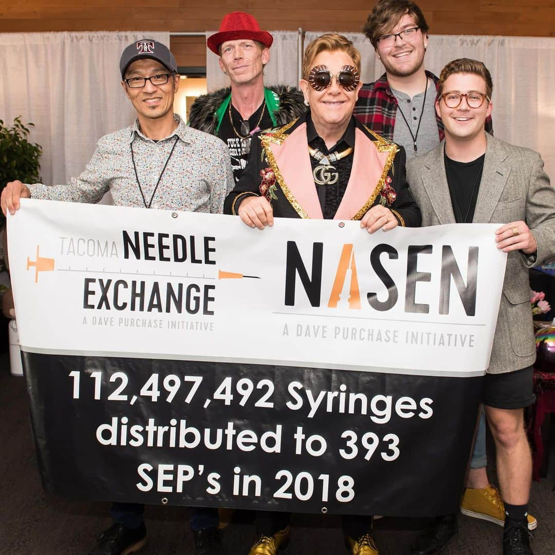 エルトン・ジョンさんのインスタグラム写真 - (エルトン・ジョンInstagram)「It was an honour to meet the Tacoma Needle Exchange team last night. Their tireless work since 1988 has reduced used syringes in exchange for new, safer injection supplies. @ejaf and I have been proud to support and fund their vital work. 📷: @bengibsonphoto」9月20日 5時32分 - eltonjohn