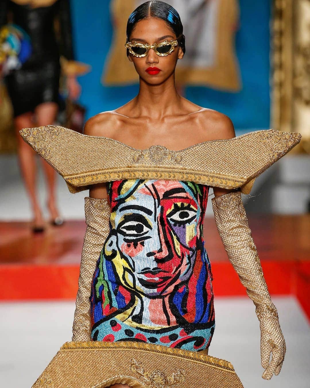 British Vogueさんのインスタグラム写真 - (British VogueInstagram)「@ItsJeremyScott brings Picasso into the new decade at the @Moschino #SS20 show at #MFW. With fresh, dewy skin, make-up artist @Kabukinyc's pared-back look incorporated fragments of Picasso's signature style, but in a minimalistic and chic way while @JulienDys' pulled-back, low bun with vibrant brush-strokes added the perfect theatrical finish. Click the link in bio to see every look from the show.」9月20日 16時23分 - britishvogue
