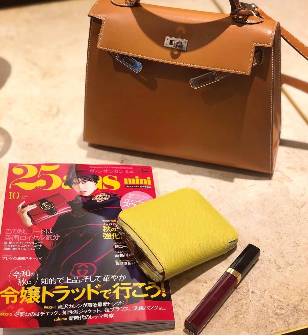 のインスタグラム：「25ans❤️❤️❤️ 日本の雑誌の中で断トツ大好きな雑誌🥰 楽しい打ち合わせでした📝 @25ansjp  お財布はこのレモン🍋カラーに やっと出逢えて愛用中🥳✨ お財布何使ってますか？ と沢山質問頂いていたので💓 #打ち合わせ #25ans #お財布 #hermes #tokyo #mamalife」