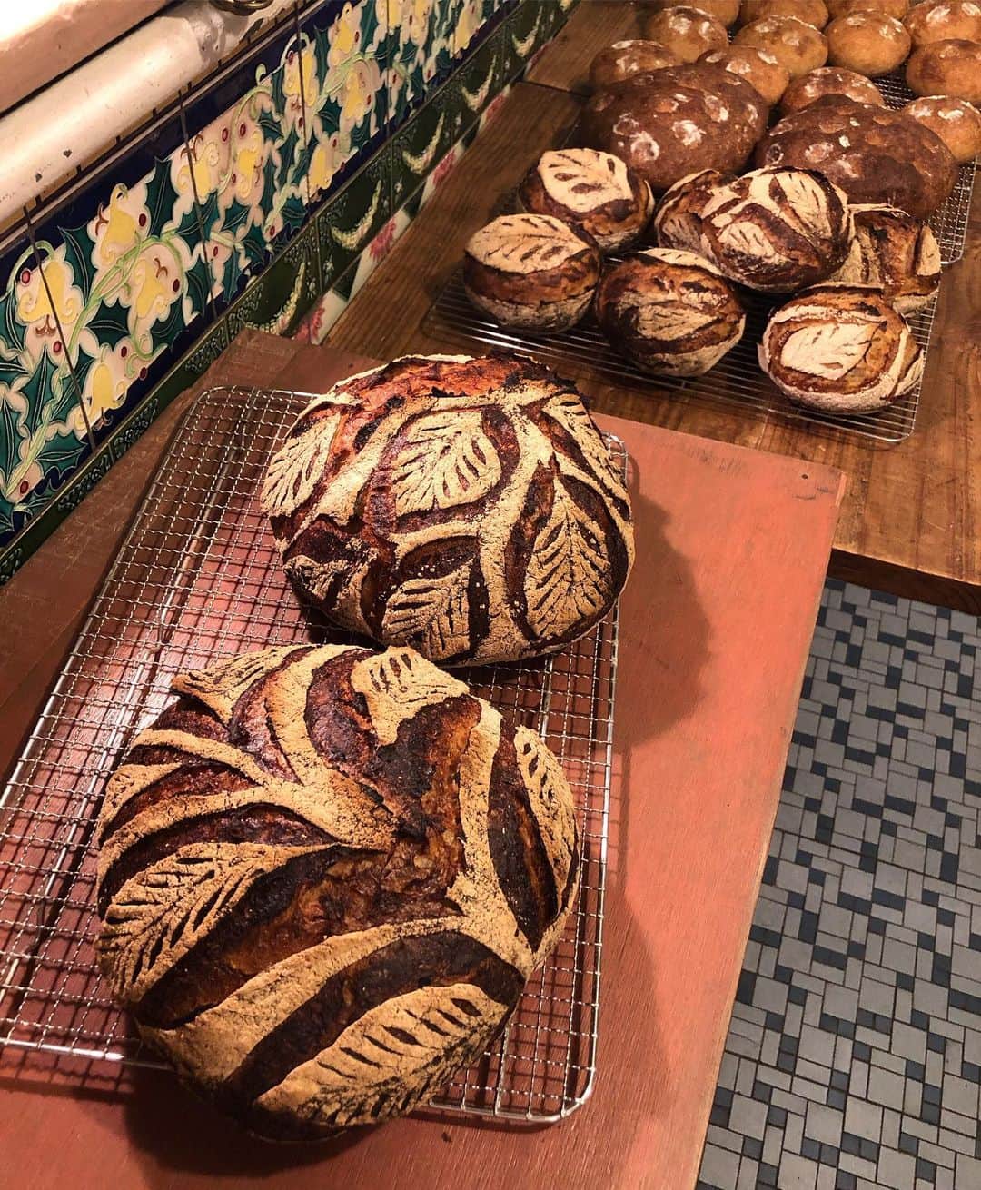 CHIPPRUSONのインスタグラム：「\ 出店のお知らせ /  22日の日曜日、CAFE STURDUSTさんでパンの販売をいたします。オーナーのかなさんから嬉しいラブコールをいただき、今回パンをお持ちすることになりました。 ・ ・ スターダストさんのコンセプトに合わせて、全てのメニューをビーガンでお作りさせていただきます。かなさん、本当に優しくて気持ちの良い方で、土壇場であまり体調が良くない私のこともたくさん気遣っていただきまして、出来るだけ私がやりやすいように、とご配慮いただいて、作ることに集中させていただけて、涙が出るほどありがたいです。 ・ ・ 皆さま、ぜひお誘い合わせの上、お出かけくださいませ。きっとスペシャルな一日になるかと思います♩ ・ ・ いつも通り、そしていつも以上に丁寧に、一つ一つに確かな愛情を込めて、大好きなパンたちを焼き上げていきたいと思います。かなさんの空間に私のパンたち、どんな風に並ぶのかしら、と、今からとても楽しみです。 ・ ・ @stardust_kana  http://stardustkyoto.com/cafe/」