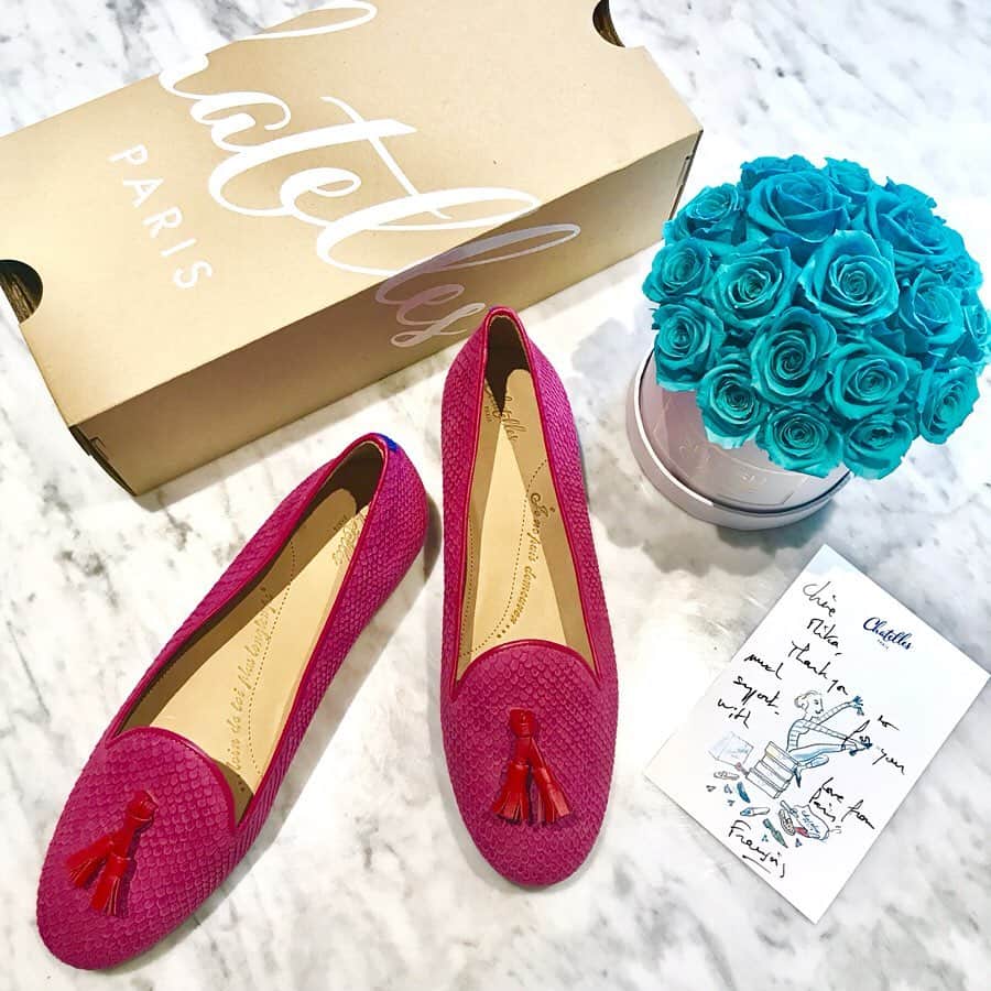 平山美香のインスタグラム：「shoes holic ❤️ 銀座三越でお会いしたデザイナーの @francoisduchastel に梅田阪急で再会✨ 欲しかったリボンスニーカーは私のサイズが完売してて残念😹 今回はフューシャのフィッシュスキンにレッドタッセルにしました💕 @chatelles_slippers 可愛い〜〜😻 #chatelles #shoes #pink」