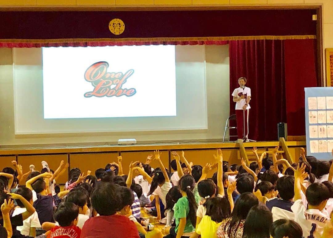 のインスタグラム：「今日は、 One of loveプロジェクトでお世話になった千駄谷小学校におじゃまして、少しお話しさせていただきました！  千駄谷小学校の児童と プロジェクトの支援先、  エチオピア.ディママノ校生徒の 絵の交換が実現して、6月のGIGで 報告させていただいた御礼を お伝えしに、2時間目の授業に参加しました。  この試みには、 千駄谷小学校の校長先生をはじめ、 先生方、PTAの皆様、そして 渋谷区教育委員会、渋谷区には 大変ご尽力いただき、感謝申し上げます。ありがとうございます。  子供達との時間 楽しかった、、、 またね。  #oneofloveプロジェクト  #千駄谷小学校 #子どもたち #支援 #ありがとう #NATSUKIROCK  #夏木マリ @mari_natsuki」