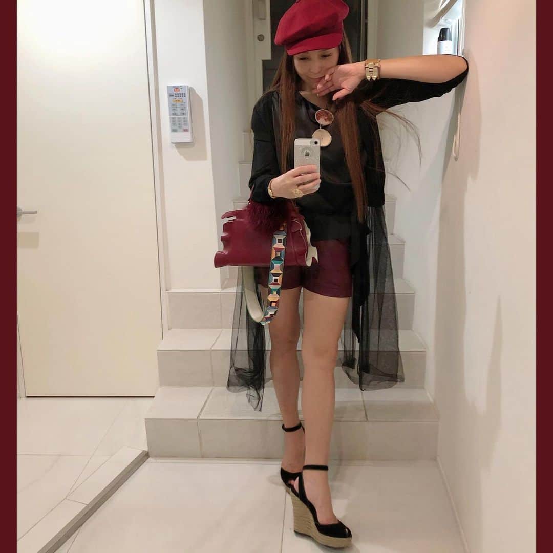 のインスタグラム：「すっかり秋🍁 ワインレッドカラーが着たくなる ． 夏のお肌の疲れ取りに行ってきました✌️ ． #Autumn#winered #fashion#ootd #leathershortpants」