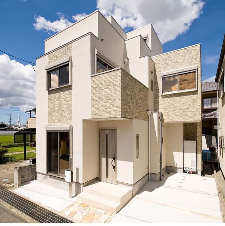 株式会社 元氣建設のインスタグラム：「#三階建#マイホーム #一戸建て#和室 #インテリア #ダイニング #キッチン #家づくり#モデルハウス #元氣建設 #元気建設 #リフォーム #リノベーション #ショールーム #住宅 #新築 #ダイニングリビング #自由設計 #注文住宅 #大阪 #myhome #interior #showhome #instahome #羽曳野市」