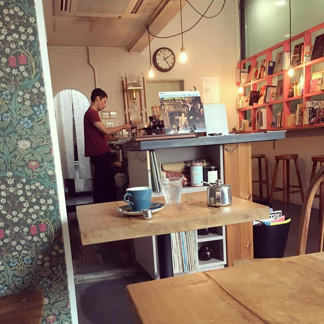 のインスタグラム：「「Tiny Ground」大阪キャンペーン中、久しぶりにこれたー。うれしい。ほっ。  きょうも店主を隠し撮り📸 いつもすてきな時間をありがとうございます。☕️」