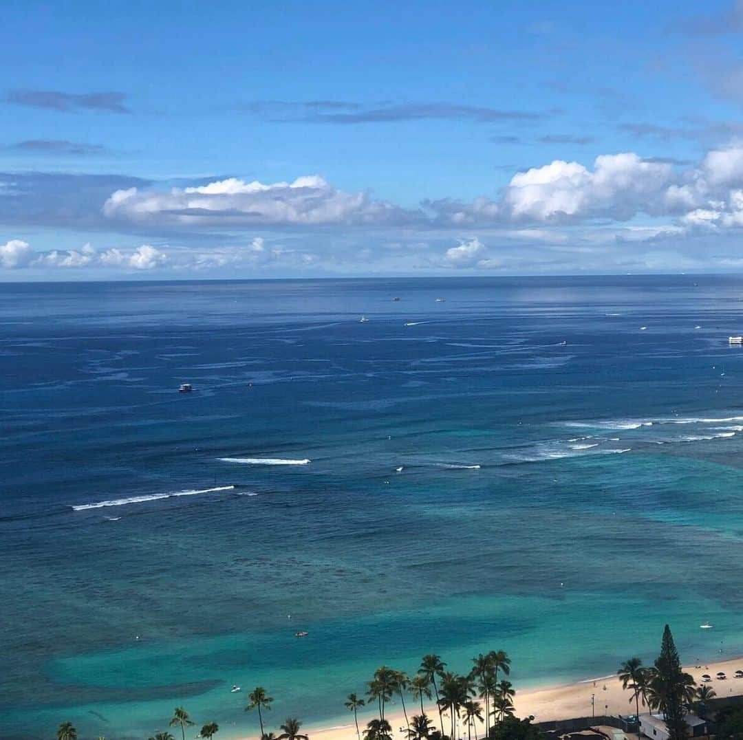 Trump Waikikiさんのインスタグラム写真 - (Trump WaikikiInstagram)「Marvel at the different shades of blue from ocean view category rooms.  #trumpwaikiki #trumpwaikiki10 #neversettle #oceanview #fivestarhotelhonolulu #roomwithaview  トランプ・ワイキキのオーシャンビューのお部屋から、時を追うごとに色を変える海の景色が楽しめます。  #トランプワイキキ #5つ星ホテル #ラグジュアリートラベル #オーシャンビュー #ワイキ」9月20日 15時22分 - trumpwaikiki