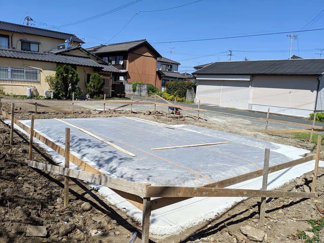 のインスタグラム：「どーもです🤥 台風が近付いておりますねー🌀 3連休というのに…  山鹿の2階建ての家がいよいよ着工しました👷 来週見学会する山鹿の平屋とは別の家です💡 湿気が室内に上がってこないようにシートを貼ってから生コンを打設します！ 家にとって湿気は天敵ですからねー💧  よい3連休を🤙  #2階建ての家#いよいよ着工#基礎工事#工事進捗#新築#家#基礎#家づくり#マイホーム#マイホーム計画#高性能#高品質#丁寧な家づくり#暮らし#くらし#田舎暮らし#自由設計#注文住宅#住宅#暮らしやすい家#使いやすい家#楽しい家#のんびり#いい家#工務店#熊本#玉名#山鹿#稲葉製材住宅#イナバ」