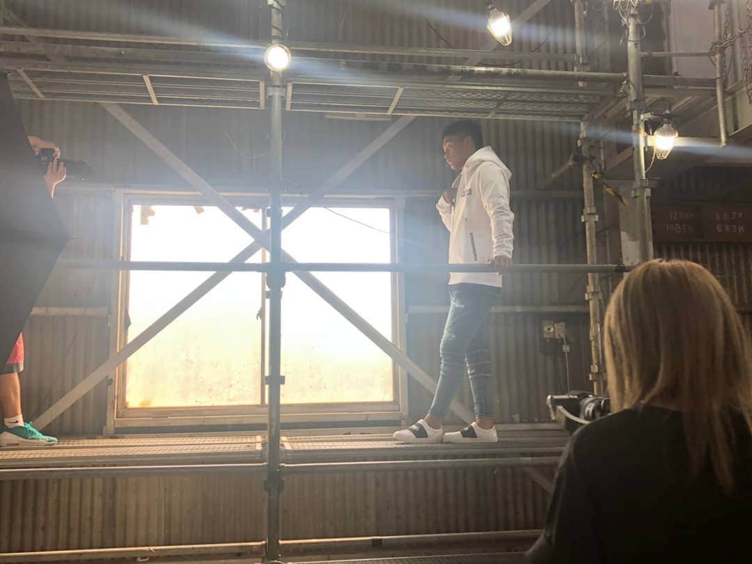 大沢文也のインスタグラム：「昨日は【DIVINER】さんの撮影でした！ DIVINERさんの格好良い洋服を着て撮影してきました(^_^) 皆さん @diviner_official で洋服をチェックチェックチェック😆👍 宜しくお願いします‼️ #diviner #撮影 #モデル #格闘家 #アパレル #おしゃれ #おしゃれ番長 #メンズコーデ #コーデ」