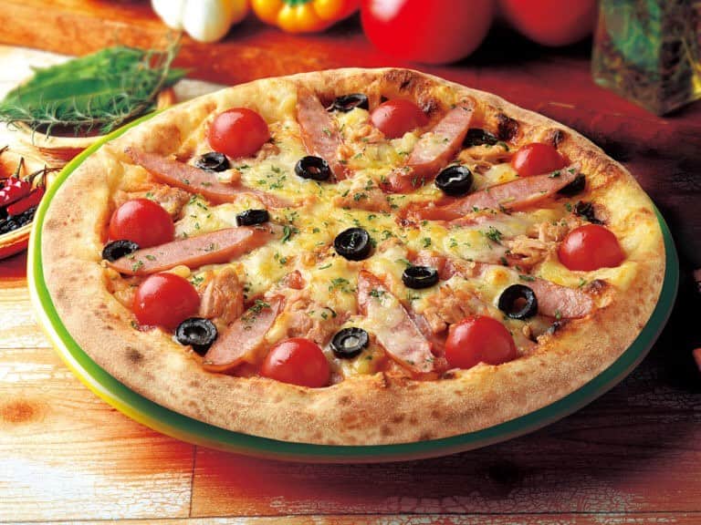 宅配ピザ「ナポリの窯」さんのインスタグラム写真 - (宅配ピザ「ナポリの窯」Instagram)「週末は秋分の日。﻿ 家族が揃ったらピザはいかがですか？﻿ ﻿ 【シェフズミックス】﻿ トマト、ニンニク、そして、まろやかさを出す為の玉ねぎが入った、自社開発の特別なトマトソースを使用。﻿ ボローニャソーセージ、粗挽きソーセージ、ツナ、トマト、ブラックオリーブ、オニオンと、シェフが選んだお薦めの組み合わせです♪﻿ ﻿ #ナポリの窯 ﻿﻿﻿﻿﻿﻿﻿﻿﻿﻿﻿﻿﻿﻿﻿﻿﻿﻿﻿﻿ #ナポリ ﻿﻿﻿﻿﻿﻿﻿﻿﻿﻿﻿﻿﻿﻿﻿﻿﻿﻿﻿﻿ #ピザパーティー ﻿﻿﻿﻿﻿﻿﻿﻿﻿﻿﻿﻿﻿﻿﻿﻿﻿﻿﻿﻿ #ピザパ ﻿﻿﻿﻿﻿﻿﻿﻿﻿﻿﻿﻿﻿﻿﻿﻿﻿﻿﻿﻿ #ランチ ﻿﻿﻿﻿﻿﻿﻿﻿﻿﻿﻿﻿﻿﻿﻿﻿﻿﻿﻿﻿ #ディナー ﻿﻿﻿﻿﻿﻿﻿﻿﻿﻿﻿﻿﻿﻿﻿﻿﻿﻿﻿﻿ #🍕 #ピザ ﻿﻿﻿﻿﻿﻿﻿﻿﻿﻿﻿﻿﻿﻿﻿﻿﻿﻿﻿﻿ #ピッツァ﻿﻿﻿﻿﻿﻿﻿﻿﻿﻿﻿﻿﻿﻿﻿﻿﻿﻿﻿﻿ #宅配ピザ ﻿﻿﻿﻿﻿﻿﻿﻿﻿﻿﻿﻿﻿﻿﻿﻿﻿﻿﻿﻿ #デリバリーピザ ﻿﻿﻿﻿﻿﻿﻿﻿﻿﻿﻿﻿﻿﻿﻿﻿﻿﻿﻿﻿ #おいしい ﻿﻿﻿﻿﻿﻿﻿﻿﻿﻿﻿﻿﻿﻿﻿﻿﻿﻿﻿﻿ #美味しい ﻿﻿﻿﻿﻿﻿﻿﻿﻿﻿﻿﻿﻿﻿﻿﻿﻿﻿﻿﻿ #美味しいピザ ﻿﻿﻿﻿﻿﻿﻿﻿﻿﻿﻿﻿﻿﻿﻿﻿﻿﻿﻿﻿ #手作りピザ ﻿﻿﻿﻿﻿﻿﻿﻿﻿﻿﻿﻿﻿﻿﻿﻿﻿﻿﻿﻿ #アツアツ﻿﻿﻿﻿﻿﻿﻿﻿﻿﻿﻿﻿﻿﻿ #チーズ ﻿﻿﻿﻿﻿﻿﻿﻿﻿﻿﻿﻿﻿﻿﻿﻿﻿﻿﻿﻿ #イタリアン　﻿﻿﻿﻿﻿﻿﻿﻿﻿﻿﻿﻿﻿﻿﻿﻿﻿﻿﻿﻿ #パスタ ﻿﻿﻿﻿﻿﻿﻿﻿﻿﻿﻿﻿﻿﻿﻿﻿﻿﻿﻿﻿ #dinner ﻿﻿﻿﻿﻿﻿﻿﻿﻿﻿﻿﻿﻿﻿﻿﻿﻿﻿﻿﻿ #lunch ﻿﻿﻿﻿﻿﻿﻿﻿﻿﻿﻿﻿﻿﻿﻿﻿﻿﻿﻿﻿ #pizza ﻿﻿﻿﻿﻿﻿﻿﻿﻿﻿﻿﻿﻿﻿﻿﻿﻿﻿﻿﻿ #instagood ﻿﻿﻿﻿﻿﻿﻿﻿﻿﻿﻿﻿﻿﻿﻿﻿﻿﻿﻿﻿ #instafood ﻿﻿﻿﻿﻿﻿﻿﻿﻿﻿﻿﻿﻿﻿﻿﻿﻿﻿﻿﻿ #italian ﻿﻿﻿﻿﻿﻿﻿﻿﻿﻿﻿﻿﻿﻿﻿」9月20日 15時35分 - napolinokama