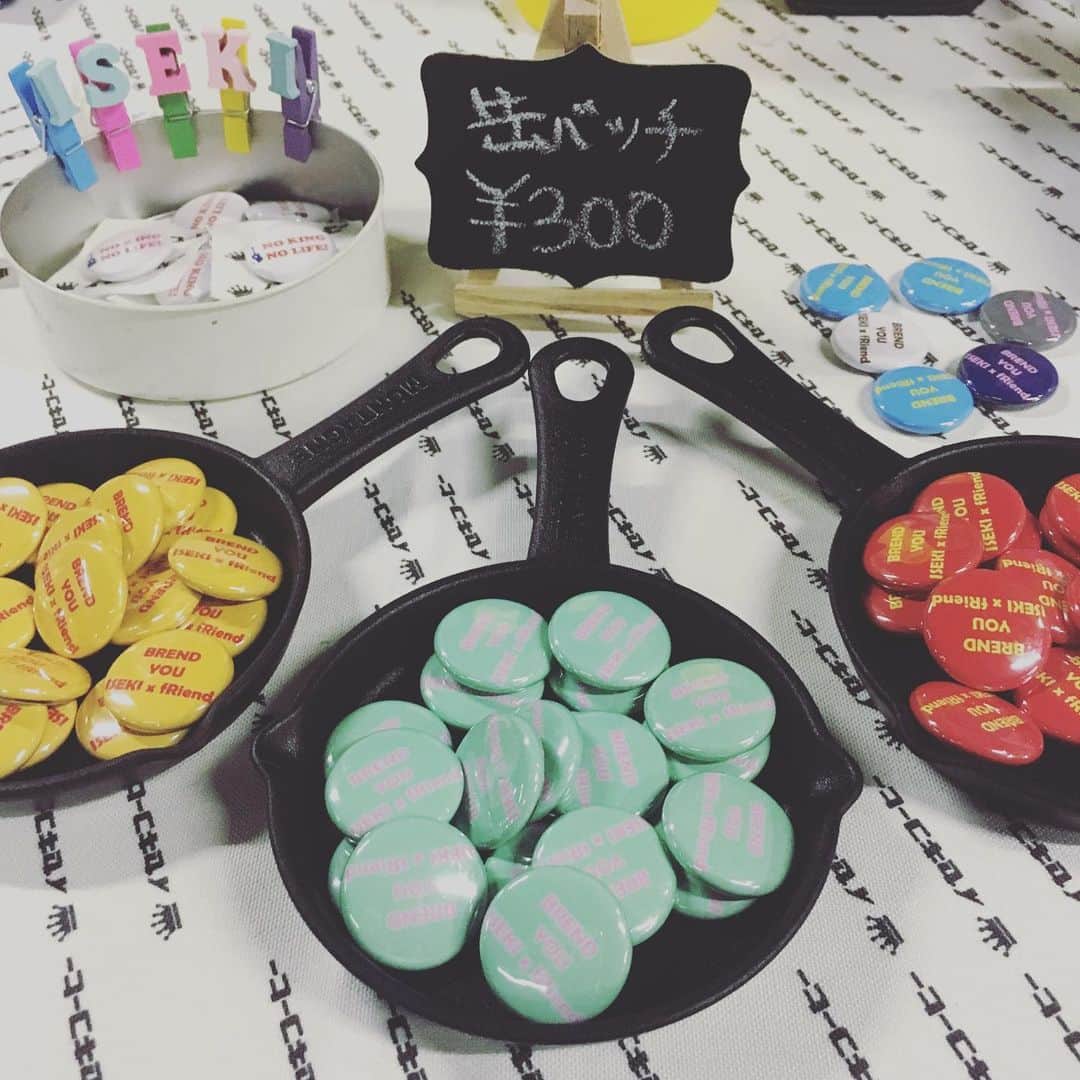 ISEKIのインスタグラム：「本日、缶バッチ3個以上お買い上げで先着15名様くらいにハギレプレゼント🎁  副店長の気まぐれ告知でした🙇‍♀️」