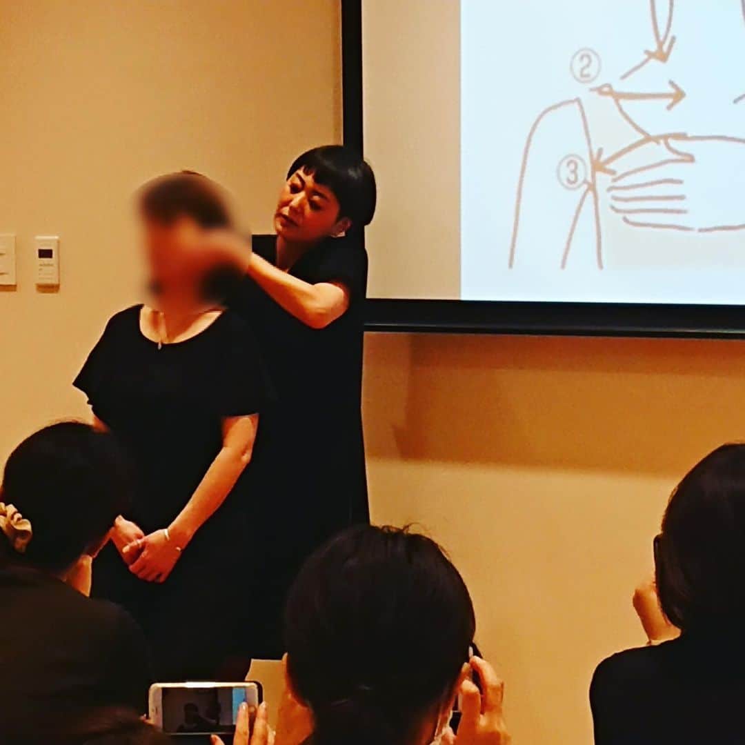 笑顔をリフォームする@健康小顔職人のインスタグラム：「． 昨日、大阪で行わせていただいた『小顔セミナー』の模様です！なんと、定員30名様が満席となり追加で48名の方がいらしてくださいました！ありがとうございます✨ ． 私が行うセミナーは受講者様、実体験型セミナーです！質問にも出し惜しみせず何でも答えます。昨日はお顔以外の質問も頂き面白かったです。 ． 皆様のシェアとなるので、少しでも多く持ち帰って頂きたい思いでお伝えしています。 ． 動画、画像の撮影も録音も何でもオッケーです‼️どうぞ、お友達やご家族、お知り合いやSNSで拡散ください！ ． 自分だけコッソリ綺麗になろうとする心がもう豊かではありませんし、豊かさを引き寄せられません。 ． 豊かさは心のありようので顔に出てきます。顔の大小などに関係なく、肌の色艶が良くなり見た目の印象が良くなります。 ． ご要望があれば全国どこでもお伺います！皆さんに笑顔をお届け致します🤗 ． ． 沢山の幸せな笑顔が世界中に溢れますように✨ ． ． 💆🏻‍♀️心美体を整える「小顔整顔トリートメント」 👰ブライダル小顔🤰マタニティ小顔＆足リフレ ♨️代謝を上げる「Hot&Coldストーンリンパマッサージ」 ご予約はプロフ🔗→HP→予約サイトへ！ ． ． ✨気を整えて心と体を健康に！チャクラエネルギーセラピー ※Hペッパー等の予約サイトからは予約できません。ご予約は必ずホームページからお願いします(プロフ🔗) ． ． 🍀リフトアップクリーム&ボタニカルオイル ネットショップにて発売中 https://yushian.thebase.in/ baceアプリ→小顔職人で検索🔍 ． ． 💟あなたも小顔職人になれる👍 小顔職人養成スクール！スクール生募集中！詳細・お申込はプロフ→HP→小顔養成スクールへ！ ． ． ． ☪️スピリチュアルワークショップ ◉内山エナさん10/6(日) 詳細・お申込はプロフ→HPへ ． ． #小顔セミナー #hdc大阪  #幸せはいつも自分が連れてくる #笑顔は世界を明るくする #皆んなでハッピーになろう #自分を愛そう #世界が愛で溢れますように #自然治癒力は素晴らしい  #健康な小顔になろう #体温を上げて代謝を上げよう #心身共に整ってこそ美容 #笑顔をリフォームする小顔職人 #いつもご覧頂きありがとうございます  #happylife #happiness #happysmile #health #Wellness #wellnessblogger #loveyourself」