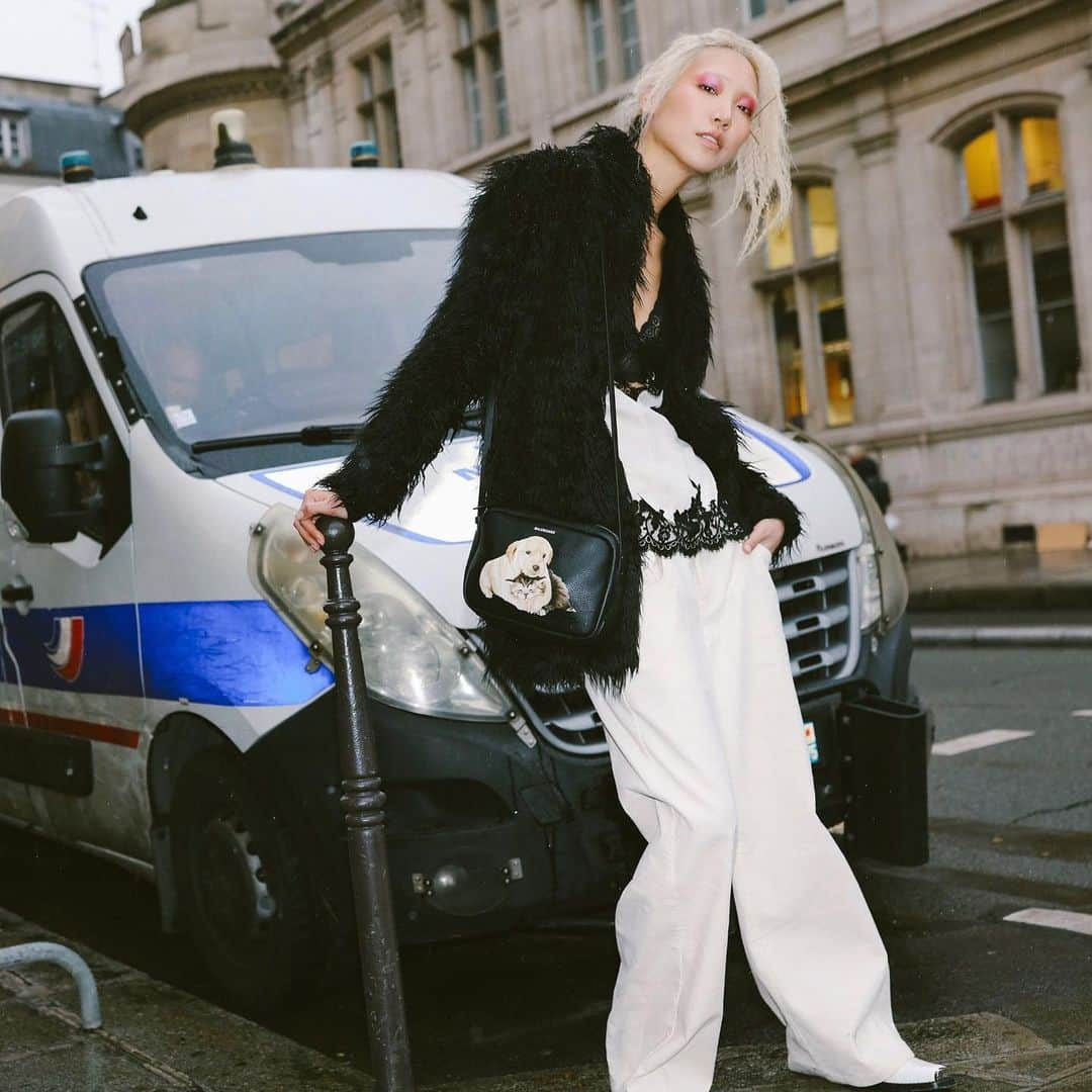 STREET STYLEのインスタグラム：「@soojmooj, by @mrstreetpeeper / Phil Oh — @voguemagazine」