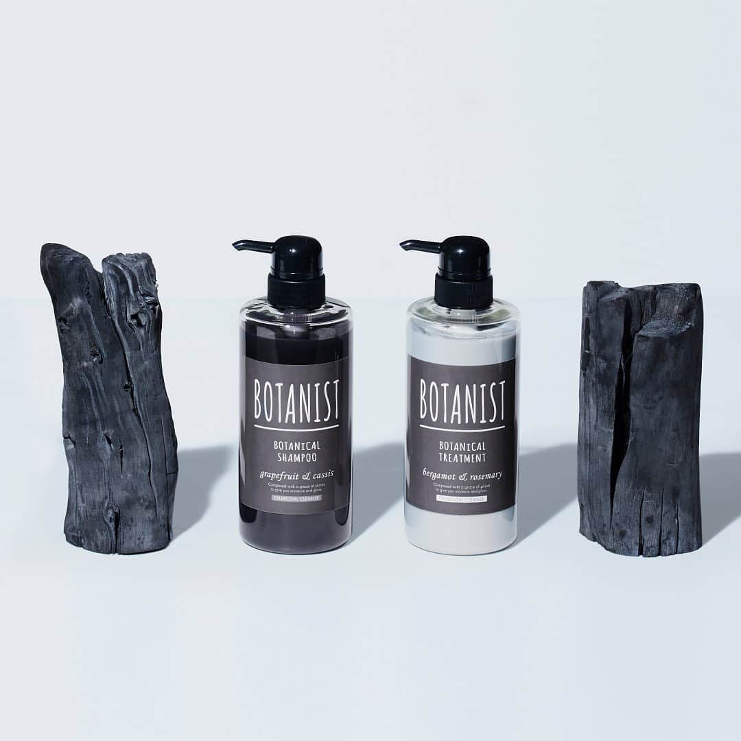 のインスタグラム：「【NEW】 この夏完売した人気商品が、定番ラインナップに仲間入り🌿✨ 本日より「ボタニカルチャコールクレンズシリーズ（シャンプー・トリートメント）」が新登場♪ ⠀⠀ 頭皮のベタつきが気になる方、男性の方もぜひ一度お試しいかがですか🤗 ⠀⠀ ＜ボタニカルチャコールクレンズシリーズ＞ ✔︎ 2種類の炭※で、汚れを吸着＆頭皮スッキリ ✔︎ メントール配合で爽やかな冷涼感 ✔︎ シャンプーはグレープフルーツ＆カシス、トリートメントはベルガモット＆ローズマリーの香り ⠀⠀ ※ 吸着成分 ⠀⠀ ＜発売 / 取扱い店舗＞ 9/20（金）：BOTANIST Tokyo、オンラインストア予約開始（9/26より順次出荷） 10/1（火）：全国バラエティショップ、ドラッグストア（一部店舗除く）  Our big seller this summer is joining our usual line-up family! Today the Botanical Charcoal Cleanse Series (Shampoo / Treatment) makes its dramatic entrance.  Recommended for those experiencing greasy scalp, man or woman! ⠀⠀ ＜Botanical Charcoal Cleanse Series＞ ✔︎ Absorbs impurities with 2 types of charcoal* providing a refreshing scalp ✔︎ Containing menthol that gives you a refreshing cool feeling ✔︎ Shampoo (Grapefruit & Cassis fragrance), Treatment (Bergamot & Rosemary fragrance) ⠀⠀ <Distribution>  20th Sep (Fri): BOTANIST Tokyo, online store reservation available (Shipment begins 9/26) 1st Oct (Tue): Available at all variety shops and drug stores in Japan. (Stock may vary from store to store) ⠀⠀ #BOTANIST #ボタニスト #botanisttokyo #ボタニストトウキョウ ⠀⠀ 🗼@botanist_tokyo 🌍@botanist_global 🇨🇳@botanist_chinese 🇰🇷@botanist_korea」