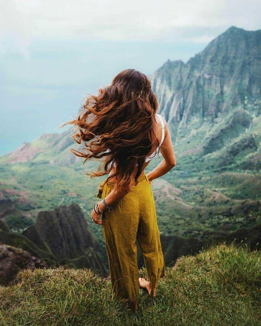 Discover Earthさんのインスタグラム写真 - (Discover EarthInstagram)「Keep your camera ready: in Hawaii 🇺🇸, breathtaking sights await you around every turn. Here, just about every byway is scenic, and each overlook offers a new Instagram-ready vista.  From hidden sea caves along the Napali Coast to state parks that let you walk in the footsteps of Hawaiian royalty—not to mention the hundreds of miles of sun-kissed beaches—we invite you to explore Hawaii's magnificent scenery. Tag someone that loves Hawaii! — 📍 #DiscoverUSA — 📸 Photo and video taken by @chelseakauai」9月20日 16時02分 - discoverearth