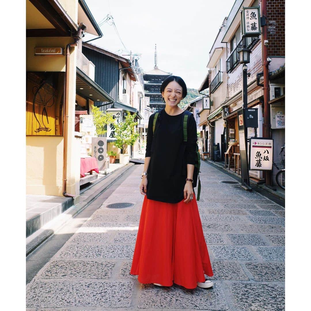 高山都さんのインスタグラム写真 - (高山都Instagram)「京都旅 DAY2 #都ふく もうすぐ発売になる frameworkとコラボしたスカートは赤も可愛いくて、着てると褒められる。 シルクコットンですこーしだけマーメイドみたいなシルエットが歩くたびに揺れて綺麗。 リュックとスニーカーでも子供っぽくならないのも良い。 しかも、洗濯機で洗えます！！ 10月あたまに予約スタートですよー。 ロンTは @aton_tokyo ので、2色買いしたお気に入り。3色めも欲しいなーと目論み中。 よくよく質問が届くリュックは @thenorthfacejp のもの。 @tnf_march で購入しました、今季のものです！！ #都の旅の記録」9月20日 16時01分 - miyare38