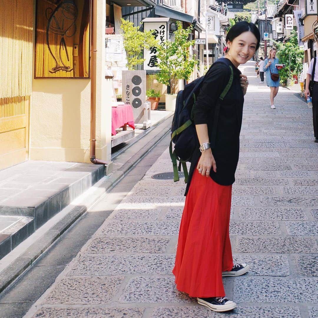 高山都さんのインスタグラム写真 - (高山都Instagram)「京都旅 DAY2 #都ふく もうすぐ発売になる frameworkとコラボしたスカートは赤も可愛いくて、着てると褒められる。 シルクコットンですこーしだけマーメイドみたいなシルエットが歩くたびに揺れて綺麗。 リュックとスニーカーでも子供っぽくならないのも良い。 しかも、洗濯機で洗えます！！ 10月あたまに予約スタートですよー。 ロンTは @aton_tokyo ので、2色買いしたお気に入り。3色めも欲しいなーと目論み中。 よくよく質問が届くリュックは @thenorthfacejp のもの。 @tnf_march で購入しました、今季のものです！！ #都の旅の記録」9月20日 16時01分 - miyare38