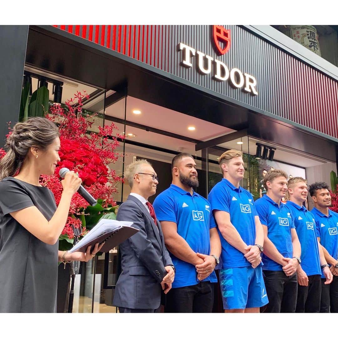 坂倉アコのインスタグラム：「TUDOR Opening Ceremony with New Zealand Rugby national team “ALL BLACKS” 🏉 ﻿ The Opening Ceremony and first match of the 2019 Rugby World Cups kicks off TODAY✨﻿ ﻿ It was a great honor hosting TUDOR Opening event in Ginza🎤﻿ ﻿ いよいよ本日、﻿ ラグビーワールドカップ開幕しますね🏉﻿ 初戦ということで、日本チームの選手たち、かなりのプレッシャーもあるとは思いますが、ここまでの頑張りをしっかりと全面に出せる試合になりますように☺️🇯🇵✨✨✨ ﻿ ﻿ ﻿ 明日、南アフリカとの戦いを控えるニュージーランドのオール・ブラックスの選手たちはやっぱり皆、大きかった。そして、腕、首の太さったら。﻿ ボーデン・バレットは本当にイケメンでした🙈💕﻿ ﻿ #tudor #rugby #rugbyworldcup #japan #allblacks #beaudenbarrett #newzealand #ginza #tokyo #チューダー #ラグビーワールドカップ2019」