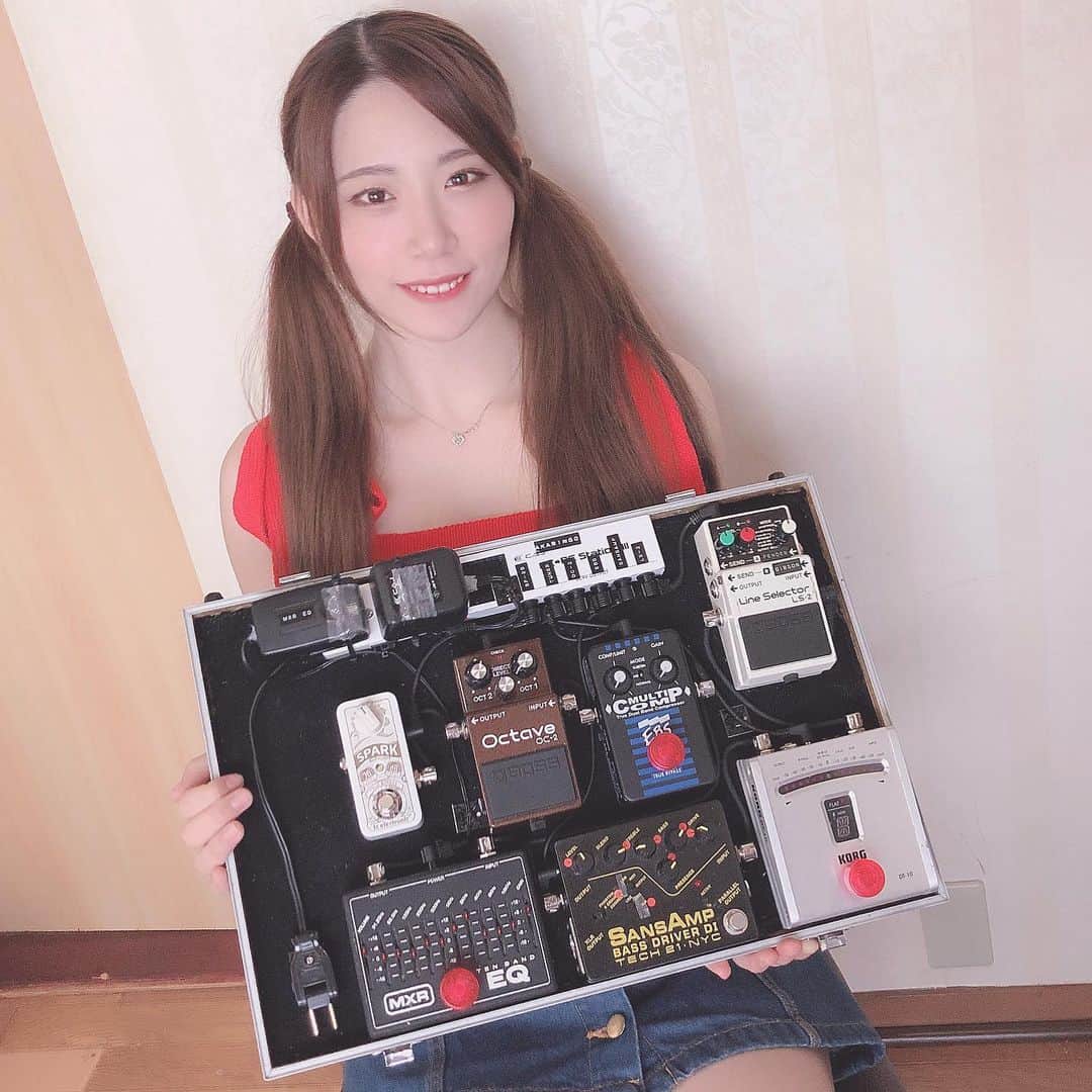 のインスタグラム：「動画でエフェクターボードを組んだよ😊 これからエフェクターボード見直そうと思ってる人、楽器やってる人、楽器、機材に興味がある人必見！ まだ見てない人は見てね🥰✨ youtu.be/fQvhSf_X8Ws . . Twitter➡️akaringobass . . #dailylook #fashion #ootd #music #musician #bass #bassguitar #acdc  #bassist #japanesegirl #japan #follow #pink #koreanfashion #bassgram #groove #slapbass #basssolo #YouTube #youtuber #bass #ベース #ベース女子 #red #akaちゃんねる #fender」
