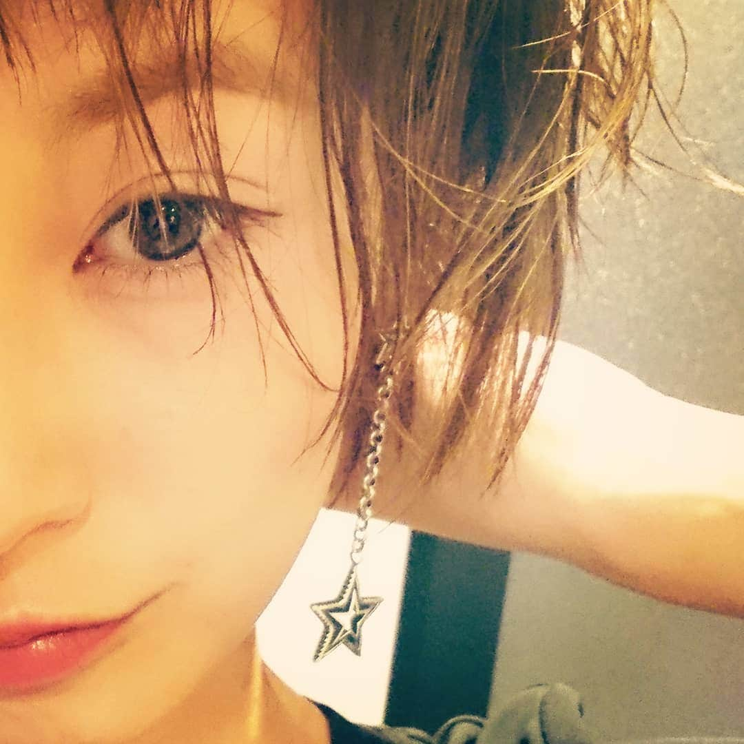 西山茉希さんのインスタグラム写真 - (西山茉希Instagram)「頭の中が生き急ぐ。 ぐるぐるぐるぐる騒がしい。  ある曲を聴いたら、 あの子が浮かんで泣きそうになって焦った。  #頑張ってくれてた弱虫さんが顔を出す  そっか。 さびしーんだ。 気張りんぼーだから前は向いてられるのだけども。  会いたいんだ。  #心の家 #はじまりの場所 #帰りたくなったよ  おかえりって迎えるの好きなんだけど、 たまにはただいまって言いたいんだ。  そしたらおかえりって言ってくれるあの場所に。  @yu_yamada_  がんばる。 がんばれ。 がんばろ。  #押忍 #弱音じゃなくて本音 #だからプラマイゼロ #吐き出す作戦  吐き出したからもう立ち上がった😏🎌 #聞いてほしい話があるよ #笑ってくれたら嬉しいな #うなずいてくれたら嬉しいな」9月20日 16時09分 - maki.nshiyama50