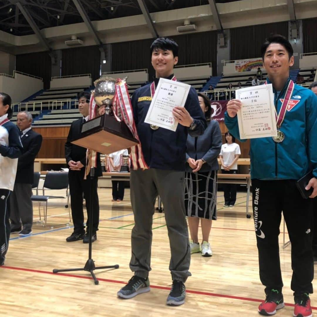 棟朝銀河のインスタグラム：「先日行われた東日本選手権、個人競技で優勝しました！ 昨年に引き続き二連覇✨ 応援ありがとうございました！  まあ予選は難度下げたのに危ない場面があって、本当にヒヤヒヤしました、、変な形で会場をわかせてしまいすみませんでした、、笑 . 技もまだ全部戻ってなくて、修正すべき細かいところは色々ありますが、とりあえず決勝は落ち着いたリズムで演技できました！ 身体の調子も大きく崩れず終えられたので、このまま焦らず次は全日本選手権に向けて着実にステップを踏んでいきたいと思います！ . シンクロは決勝で中断、相方の田崎選手には迷惑をかける結果となってしまいました、、今回は私の身体のこともあってほぼ練習せずに挑む形にしてしまったので、世界選手権でリベンジできるように身体の状態を良くして改めて調整していきます！ . #トランポリン #trampoline  #東日本トランポリン競技選手権大会  #東日本選手権 #優勝 #金メダル #スポーツ #sports  #アスリート #athlete #世界選手権 #オリンピック #champion #championjp #CPFU #デサント #DESCENTE #セイコー #seiko #チームセイコー #ぎっくり首 #首痛 #腰痛 #不撓不屈」