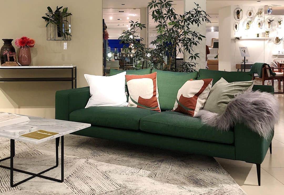のインスタグラム：「. The Conran Shop original sofa “Hambleden” in autumn colour🍂」