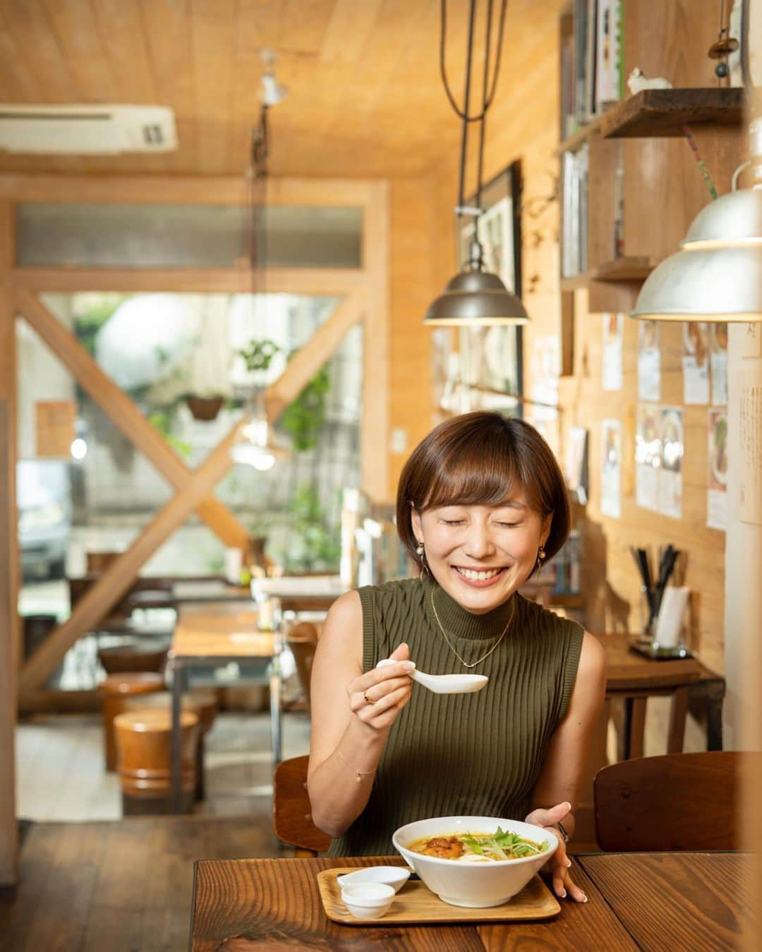 石川愛さんのインスタグラム写真 - (石川愛Instagram)「* 今日9月20日発売の ラーメンWalker九州2020🍜  僭越ながら、麺バサダーとして わたしのイチ押しラーメン店を 紹介させていただきました🙇‍♀️ . 最新情報盛りだくさんですので 是非お手にとってご覧ください✨  #ラーメンwalker #ラーメン仮面55 #中華そば郷家」9月20日 16時18分 - aiishikawa_fbs