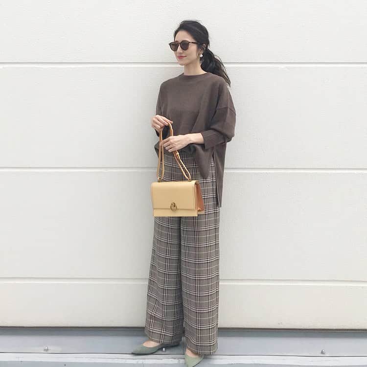 のインスタグラム：「✴︎ @euclaid_official のブラウンチェックのパンツでブラウンコーデ🍂 落ち着いたブラウンチェックなのでお仕事にも使えそう❤︎ 無地のお洋服ばかりなのでコーデのポイントに✨ 冬はコートからチラッと見えても可愛いだろうなぁ❤︎ 9/13～9/26の2週間限定で先行予約可能だそうです☺︎ . . knit @lephil_official  pants @euclaid_official  bag @charleskeith_jp shoes @ninarich . #EUCLAID#エウクレイド#PR#大人カジュアル#大人コーデ#大人ファッション#きれいめコーデ#きれいめカジュアル」