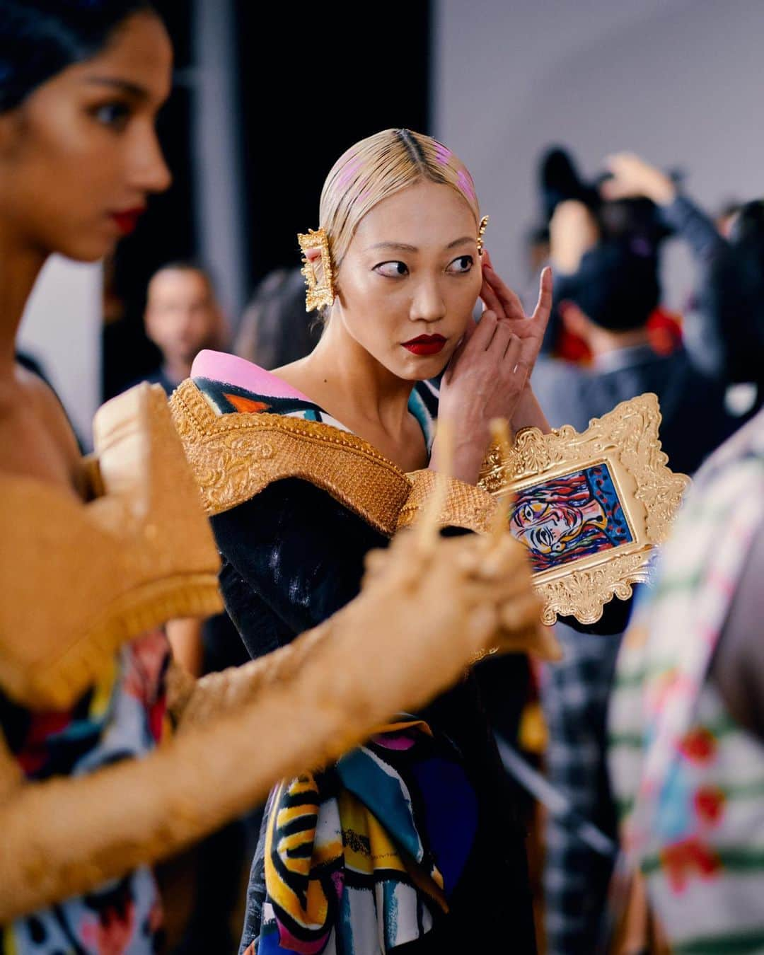 Vogue Italiaさんのインスタグラム写真 - (Vogue ItaliaInstagram)「The @moschino Spring-Summer 2020  by @itsjeremyscott was inspired by Picasso and by the artistic movement of Cubism. Here’s the best #VogueBackstage moments as seen by @jamstoker. Discover the full collection via link in bio. #Moschino」9月20日 7時28分 - vogueitalia