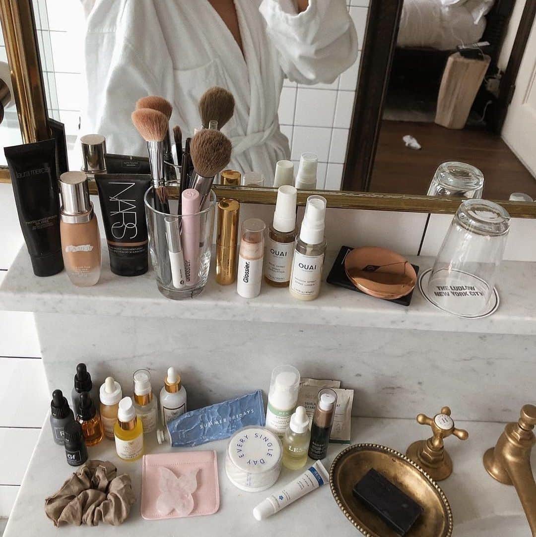 Marianna Hewittのインスタグラム：「this is what packing light looks like repost @jordanrisa • @summerfridays #jetlagmask」