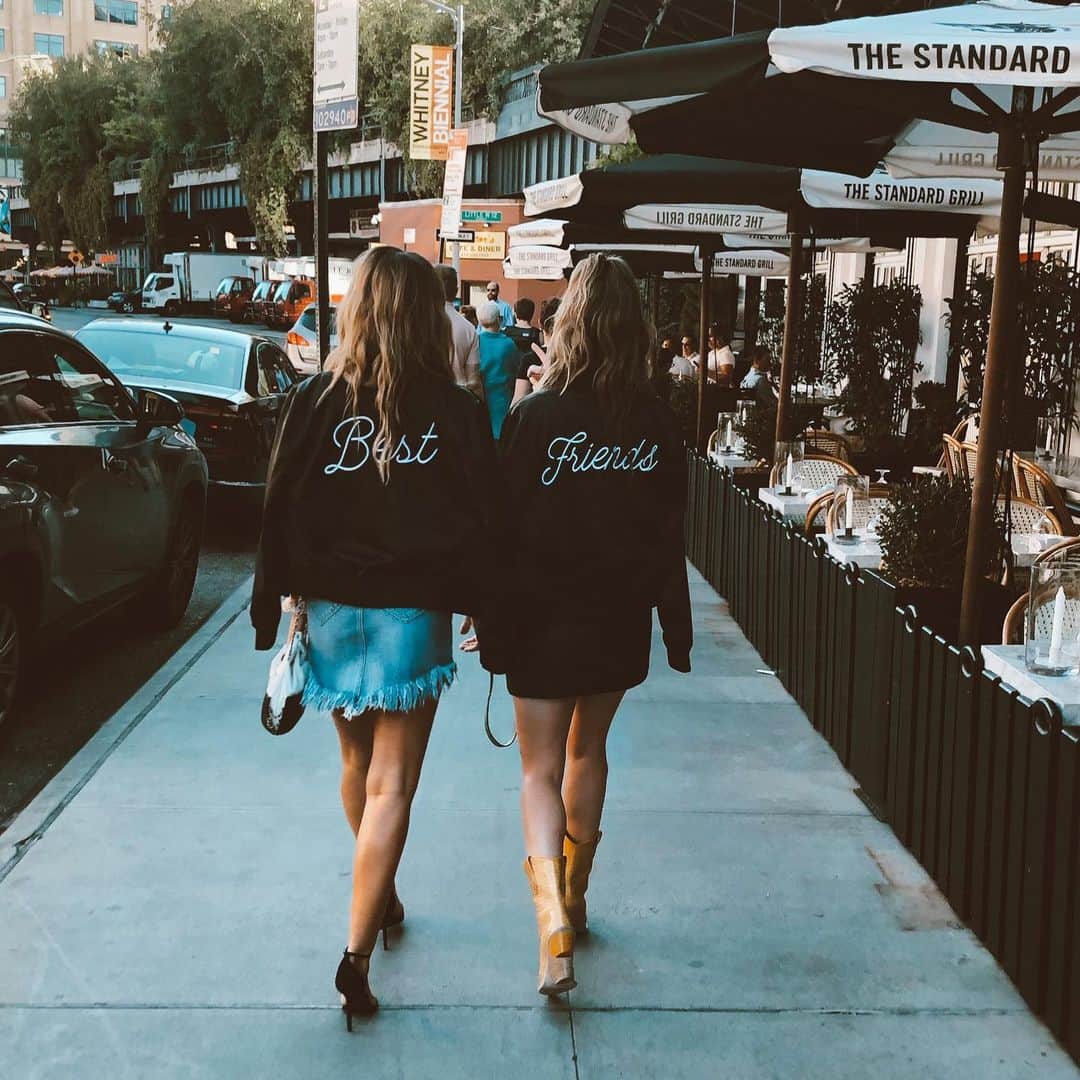 ジョジョ・フレッチャーのインスタグラム：「Picked up right where we left off. ✨ 💜 @beccatilley 👯‍♀️」