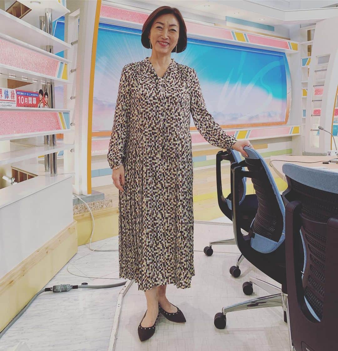 のインスタグラム：「テレ朝ワイドスクランブル。 あれ、おかしいなあ。 この衣装すっごくキラキラしててカッコよかったのに。 こうやって撮ると、単に50代女性が体型隠してるだけみたい。 うーむ。 Morning TV show as a Thursday commentator. I liked the dress but I needed a belt. 😊」